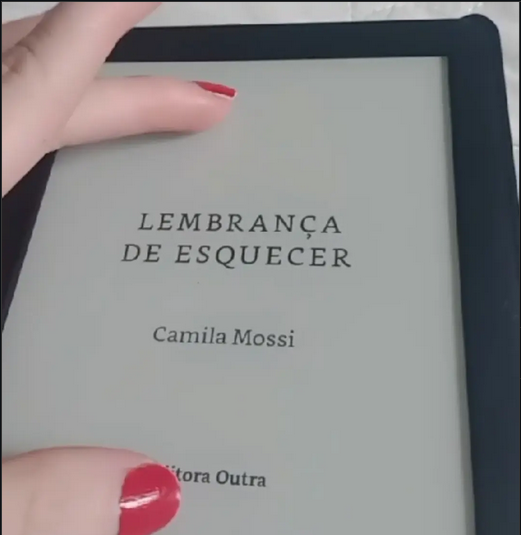 Leitura no Kindle de Lembrança de esquecer da escritora Camila Mossi.